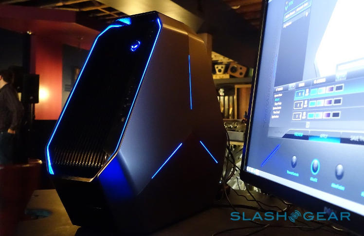 There's quite a few PR photos floating around, but Slashgear's got a photo of what it'll really look like on your desk.