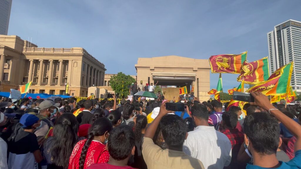 Hundreds gather outside Presidential Secretariat office in protest, waving the national flag | Internet Freedom in Sri Lanka article