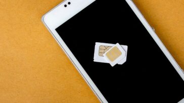 Image of a couple of sim cards on a phone | Featured image for article on Lanka Poirtability